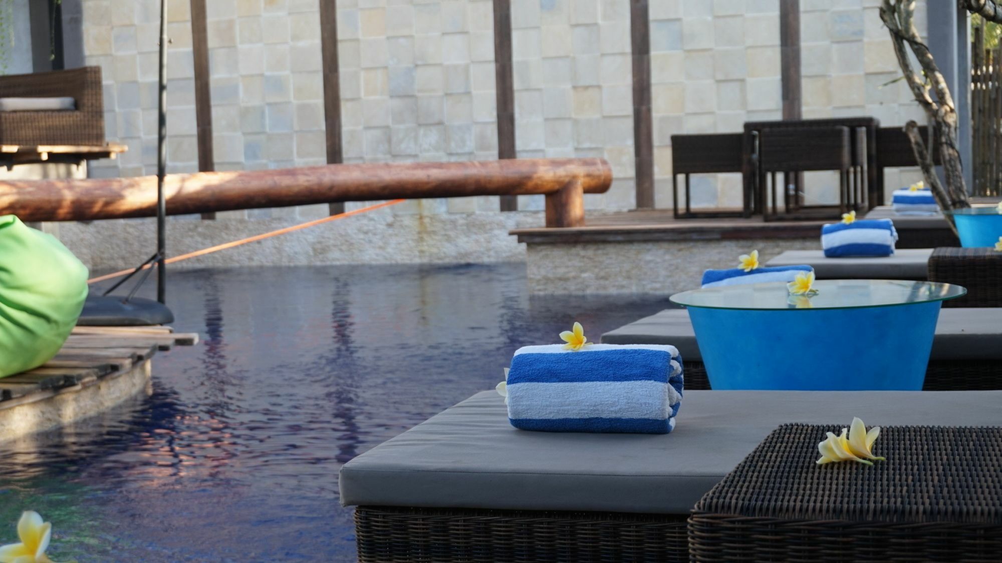 Pipe Dream Villas Resort Kuta  Exteriör bild